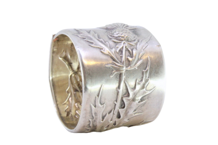 Argola de guardanapo em prata com relevos revelados